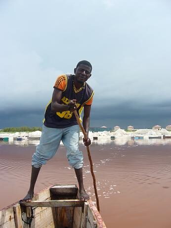 L'home dans le lac rose